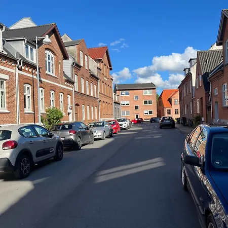Lejlighed I Byhus Med Tekokken, Stue Og Bad *