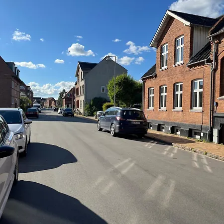 Lejlighed I Byhus Med Tekokken, Stue Og Bad *