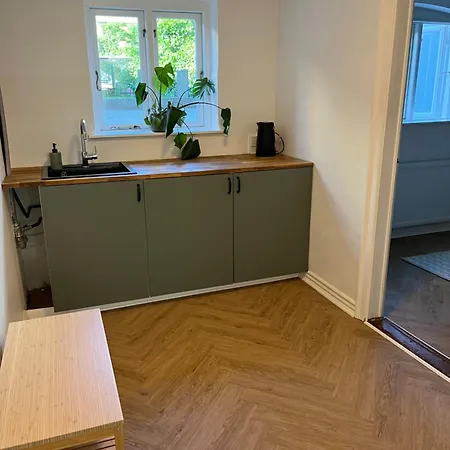 Lejlighed I Byhus Med Tekokken, Stue Og Bad