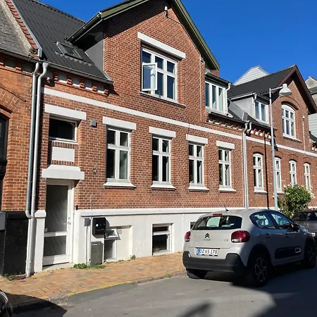 Lejlighed I Byhus Med Tekokken, Stue Og Bad *